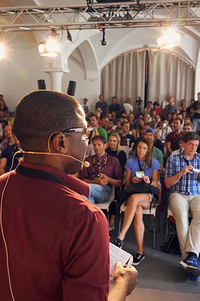 Dr. Akuma Saningong hält eine Keynote vor einer großen Gruppe